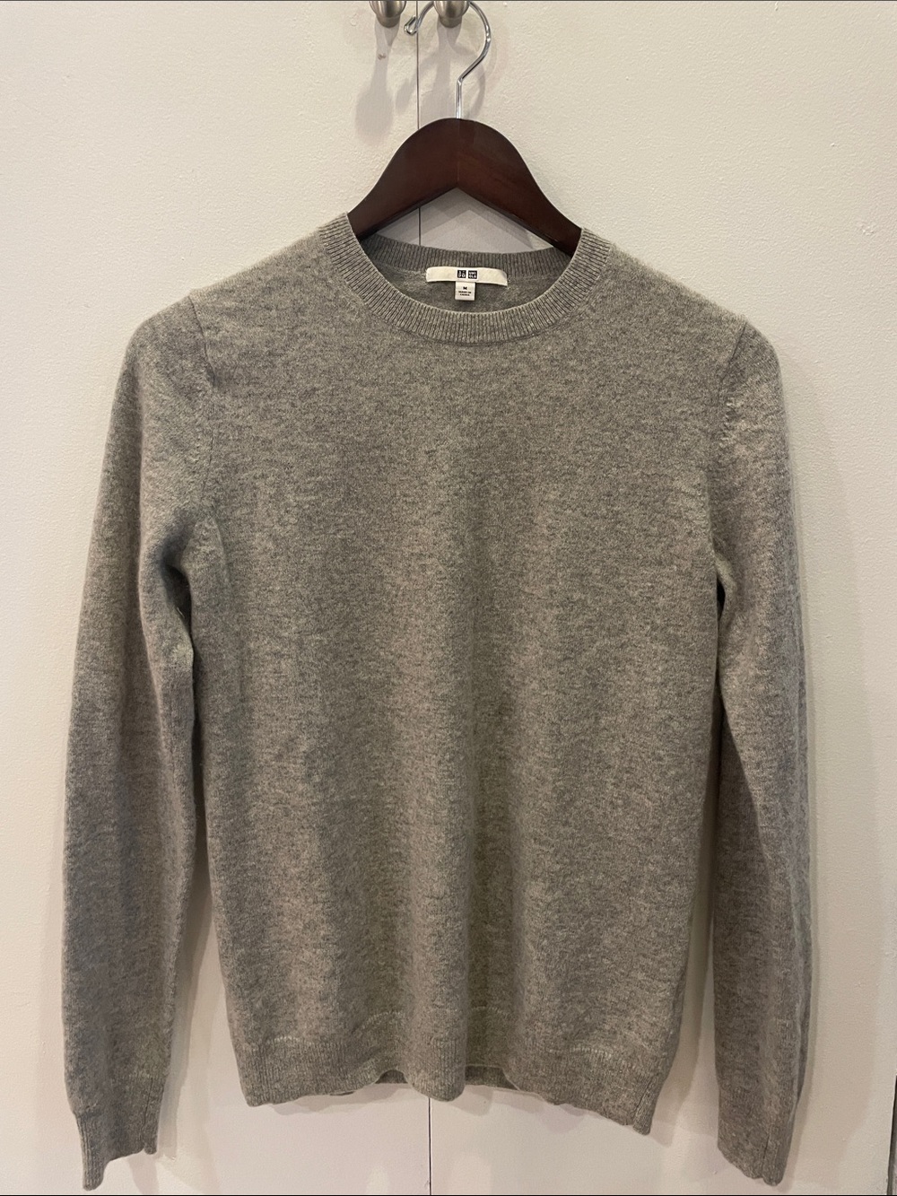 Uniqlo casmere sweater size M